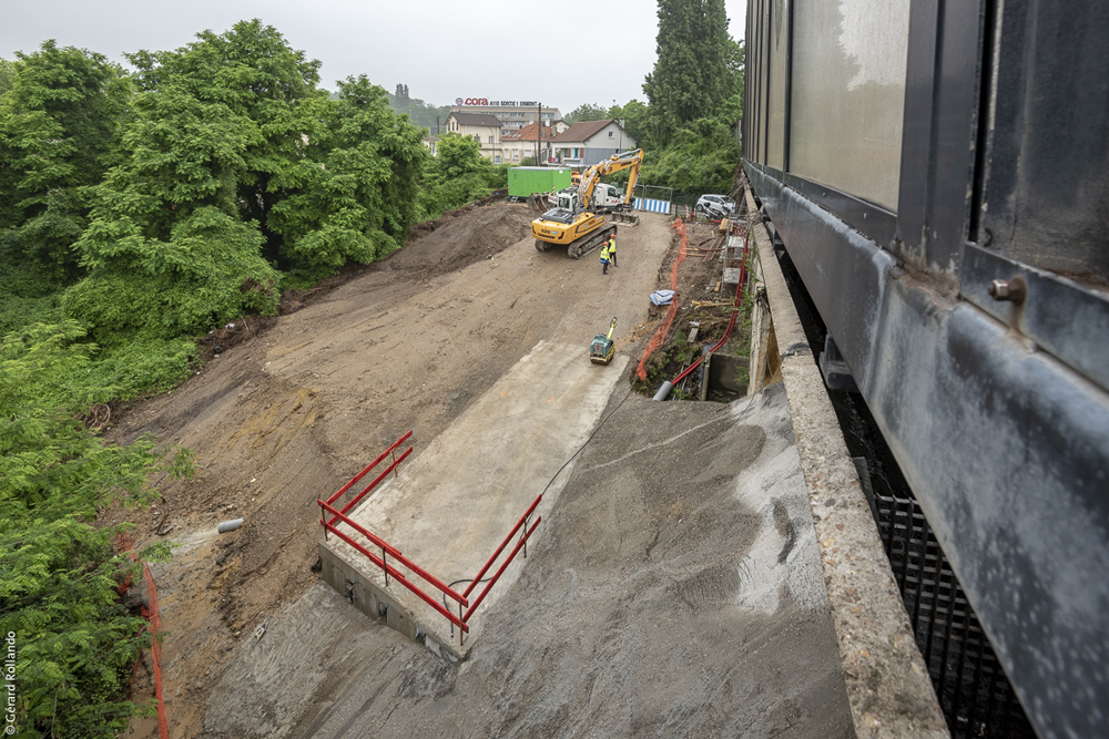 Des plate-formes et des accès aux abords du viaduc et du mur de soutènement ont été construits pour permettre l'intervention d'engins de chantier.